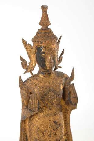 Goldfarbener stehender Buddha. - photo 2