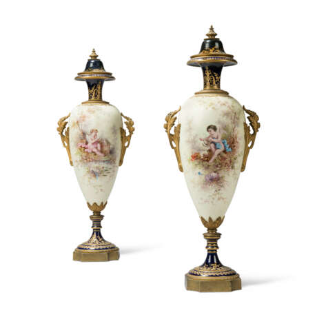A PAIR OF FRENCH ORMOLU-MOUNTED SEVRES STYLE COBALT-BLUE GROUND VASES AND COVERS - фото 2