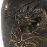 Japanische Bronze-Vase mit Drachenrelie - фото 2
