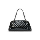A BLACK PATENT LEATHER JUST MADEMOISELLE BAG WITH SILVER HARDWARE - Foto 1