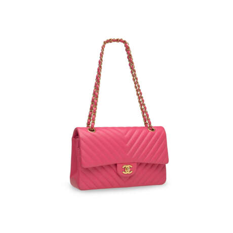 A BUBBLE GUM PINK LAMBSKIN LEATHER CHEVRON MEDIUM DOUBLE FLAP BAG WITH GOLD HARDWARE - фото 2