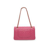 A BUBBLE GUM PINK LAMBSKIN LEATHER CHEVRON MEDIUM DOUBLE FLAP BAG WITH GOLD HARDWARE - фото 3