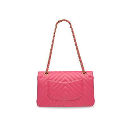 A BUBBLE GUM PINK LAMBSKIN LEATHER CHEVRON MEDIUM DOUBLE FLAP BAG WITH GOLD HARDWARE - photo 3