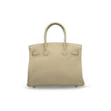 A TRENCH CLÉMENCE BIRKIN 30 WITH GOLD HARDWARE - Foto 3