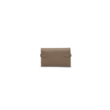 AN ÉTOUPE EPSOM LEATHER SMALL KELLY WALLET WITH GOLD HARDWARE - photo 3
