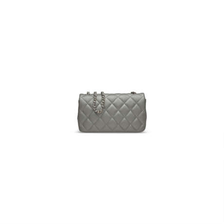 A SET OF TWO: A SILVER QUILTED CALFSKIN LEATHER MINI FLAP BAG WITH MATTE SILVER HARDWARE & A METALLIC SILVER QUILTED LAMBSKIN LEATHER CARD HOLDER WITH SILVER HARDWARE - фото 4