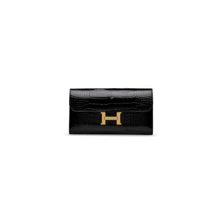 A SHINY BLACK ALLIGATOR CONSTANCE WALLET WITH GOLD HARDWARE - Foto 1