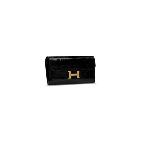 A SHINY BLACK ALLIGATOR CONSTANCE WALLET WITH GOLD HARDWARE - Foto 2