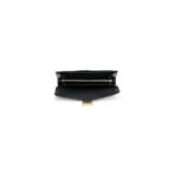 A SHINY BLACK ALLIGATOR CONSTANCE WALLET WITH GOLD HARDWARE - Foto 5