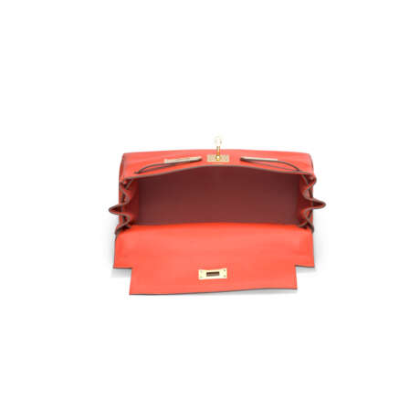 A ROUGE TOMATE EVERCOLOR LEATHER RETOURNÉ KELLY 28 WITH GOLD HARDWARE - photo 5