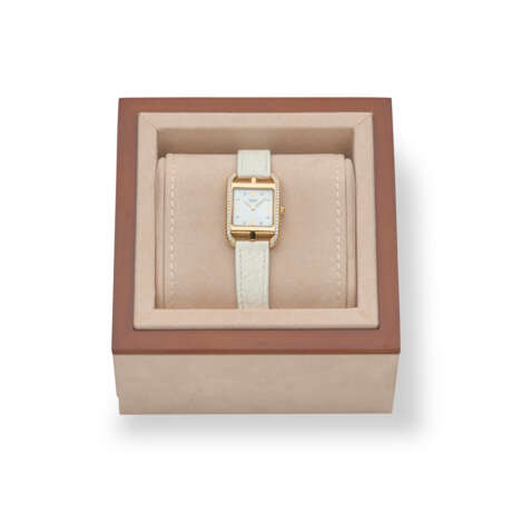 AN 18K YELLOW GOLD & DIAMOND CAPE COD WATCH WITH MOTHER-OF-PEARL DIAL & MATTE WHITE ALLIGATOR STRAP - Foto 1