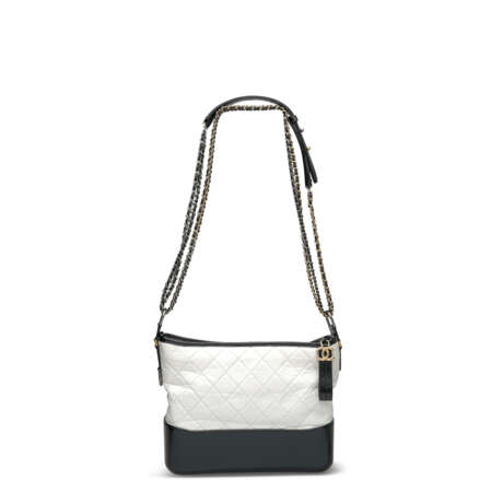 A WHITE & BLACK QUILTED CALFSKIN LEATHER MEDIUM GABRIELLE BAG WITH GOLD, SILVER & RUTHÉNIUM HARDWARE - фото 6