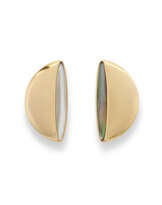 SENZA RISERVA – ORECCHINI “ECLISSE” IN ORO, CRISTALLO DI ROCCA E MADREPERLA, VHERNIER