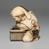 Netsuke von Yasuaki (Homei) - фото 3