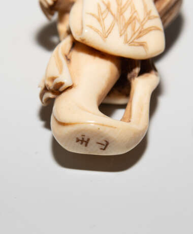 Lot: 5 Netsuke - фото 9