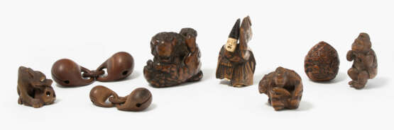 Lot: 6 Holz-Netsuke und 2 Glocken - фото 1