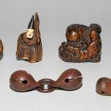 Lot: 6 Holz-Netsuke und 2 Glocken - Foto 2