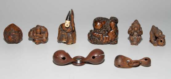 Lot: 6 Holz-Netsuke und 2 Glocken - фото 2