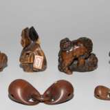 Lot: 6 Holz-Netsuke und 2 Glocken - Foto 4