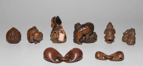 Lot: 6 Holz-Netsuke und 2 Glocken - фото 4