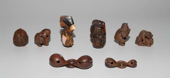 Lot: 6 Holz-Netsuke und 2 Glocken - фото 5