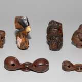 Lot: 6 Holz-Netsuke und 2 Glocken - фото 5