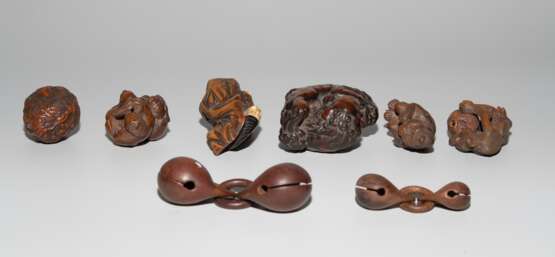 Lot: 6 Holz-Netsuke und 2 Glocken - фото 7