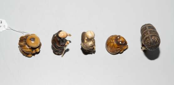 Lot: 5 Netsuke - фото 6