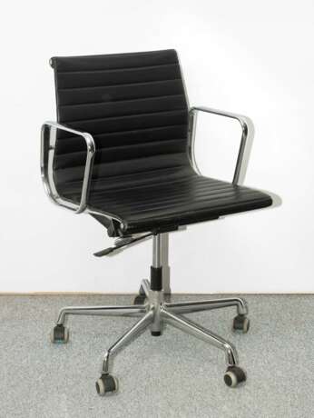 Charles & Ray Eames, Aluminium Chair "EA 117" - фото 1