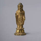 A GILT-BRONZE STANDING SCULPTURE OF BUDDHA - фото 1