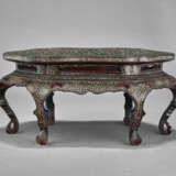 A MOTHER-OF-PEARL INLAID LACQUER TABLE - Foto 1