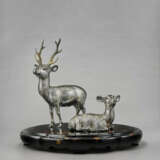 A PAIR OF SILVER SCULPTURES OF A STAG AND A DOE - Foto 1