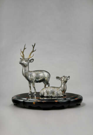A PAIR OF SILVER SCULPTURES OF A STAG AND A DOE - Foto 1