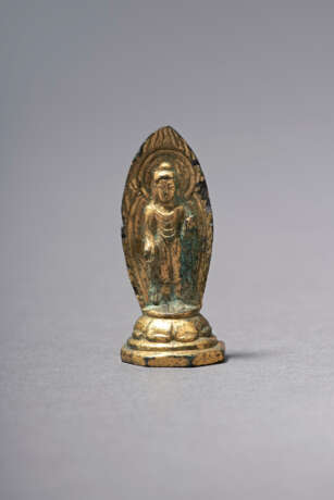 A Gilt-BRONZE STANDING SCULPTURE OF BUDDHA - Foto 1