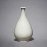 A WHITE PORCELAIN BOTTLE VASE - фото 1