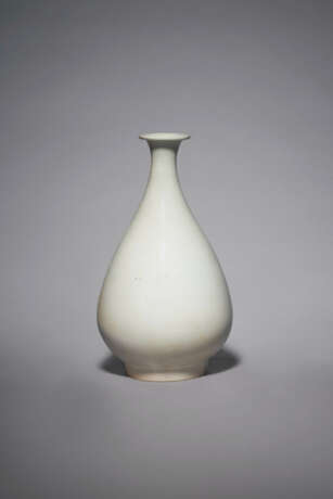 A WHITE PORCELAIN BOTTLE VASE - Foto 1