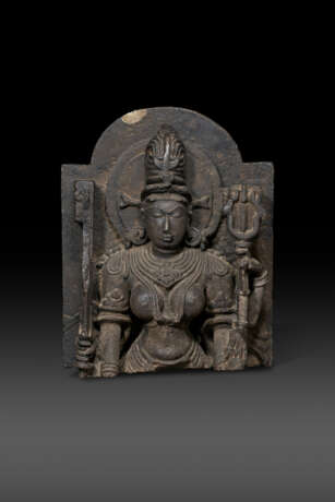 A LARGE BLACK STONE BUST OF DEVI - Foto 1