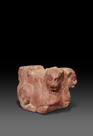 A RARE MOTTLED RED SANDSTONE LION CAPITAL - фото 1