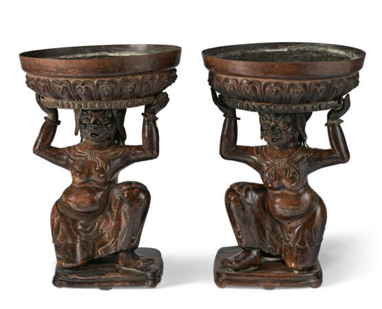 A PAIR OF BRONZE FOREIGNER-FORM FIGURAL DISH STANDS - фото 1