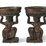 A PAIR OF BRONZE FOREIGNER-FORM FIGURAL DISH STANDS - Foto 1