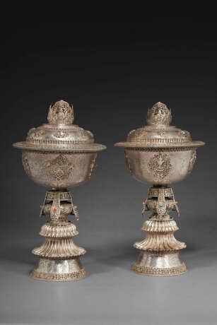 A PAIR OF FINELY-INCISED SILVER BUTTERLAMPS AND COVERS WITH THE EIGHT AUSPICIOUS SYMBOLS - фото 1