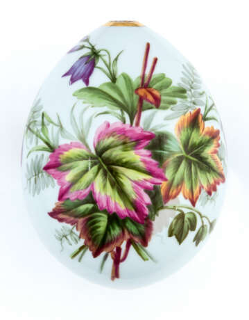 A LARGE RUSSIAN PORCELAIN EASTER EGG SHOWING FLOWERS - photo 1