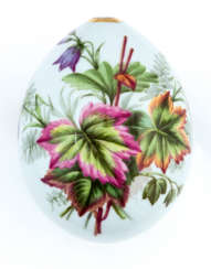 A LARGE RUSSIAN PORCELAIN EASTER EGG SHOWING FLOWERS