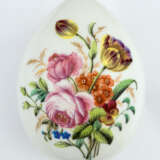 A RUSSIAN PORCELAIN EASTER EGG SHOWING FLOWERS - фото 1