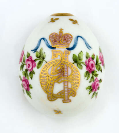 A RUSSIAN PORCELAIN EASTER EGG SHOWING THE MONOGRAM OF ALEXANDRA FYODOROVNA - фото 1