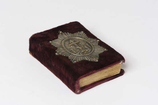 A RUSSIAN NEW TESTAMENT WITH SILVER APLLICATION ON THE COVER - фото 1