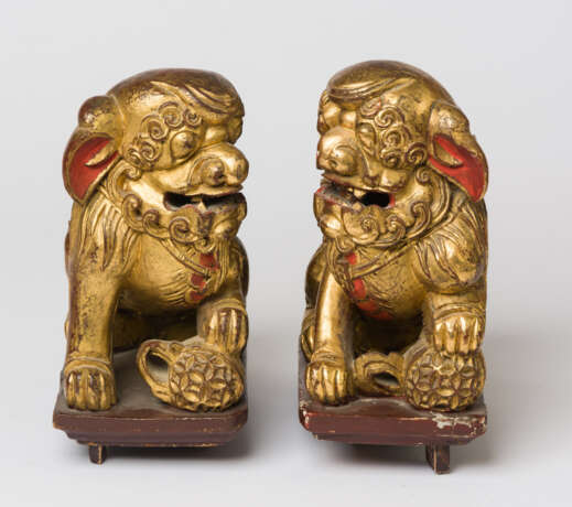 TWO CHINESE GILDED WOODEN GUARDIAN LIONS - photo 1