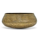 A VERY LARGE MAMLUK SILVER AND GOLD INLAID BRASS BOWL IN THE NAME OF AMIR QAJA - фото 1