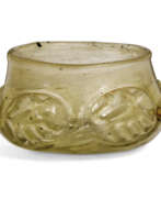 Dynastie fatimide (909-1171). A FATIMID ROUNDED GLASS BOWL