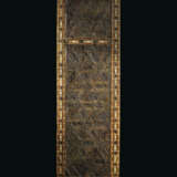 A FATIMID CARVED INTERLACE WOODEN PANEL - Foto 1